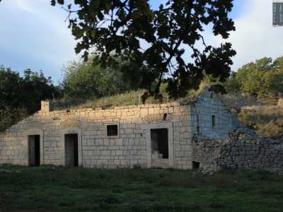Il nostro jazzo si presenta con un edificio principale con un tetto a capanna caratterizzato da quattro finestre e tre porte che conducono all�interno